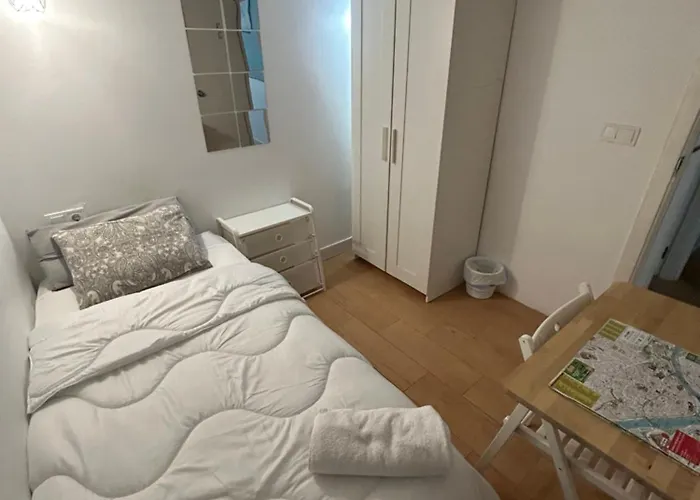 Airbhouse Private Rooms & Apartments